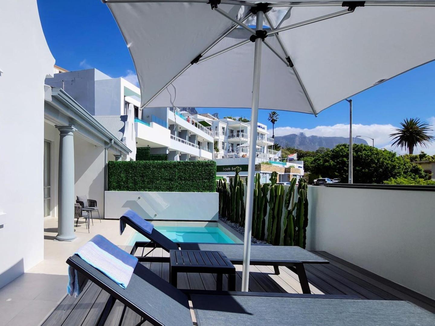 South Beach Camps Bay Boutique Hotel Fokváros Kültér fotó A patio with a parasol
