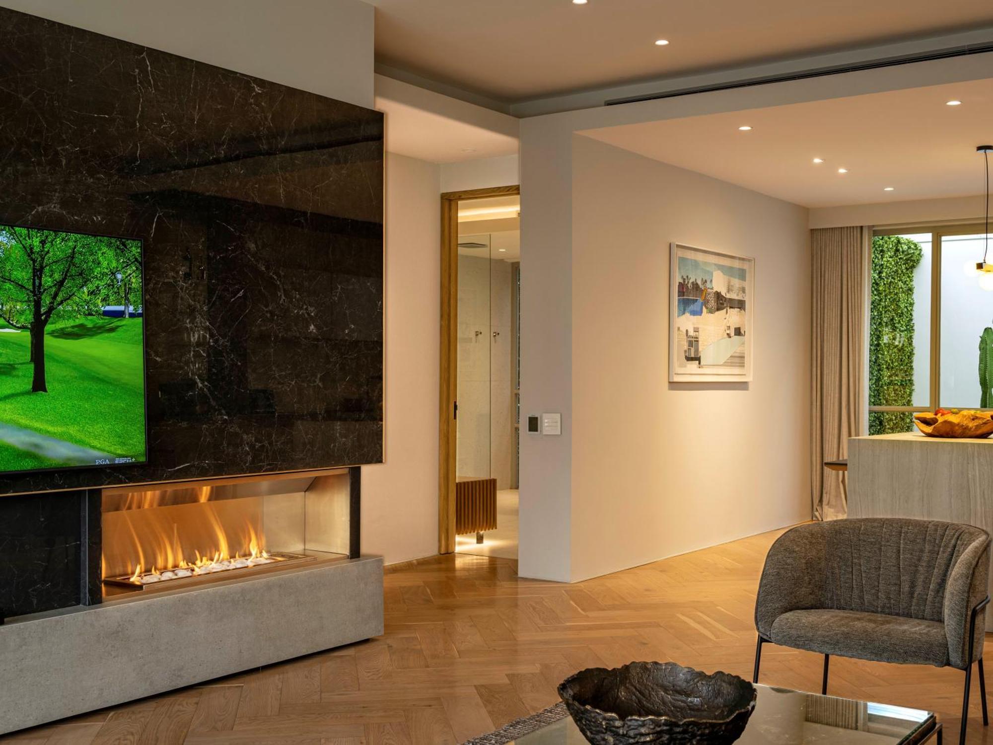 South Beach Camps Bay Boutique Hotel Fokváros Kültér fotó A fireplace with a TV integrated into the wall