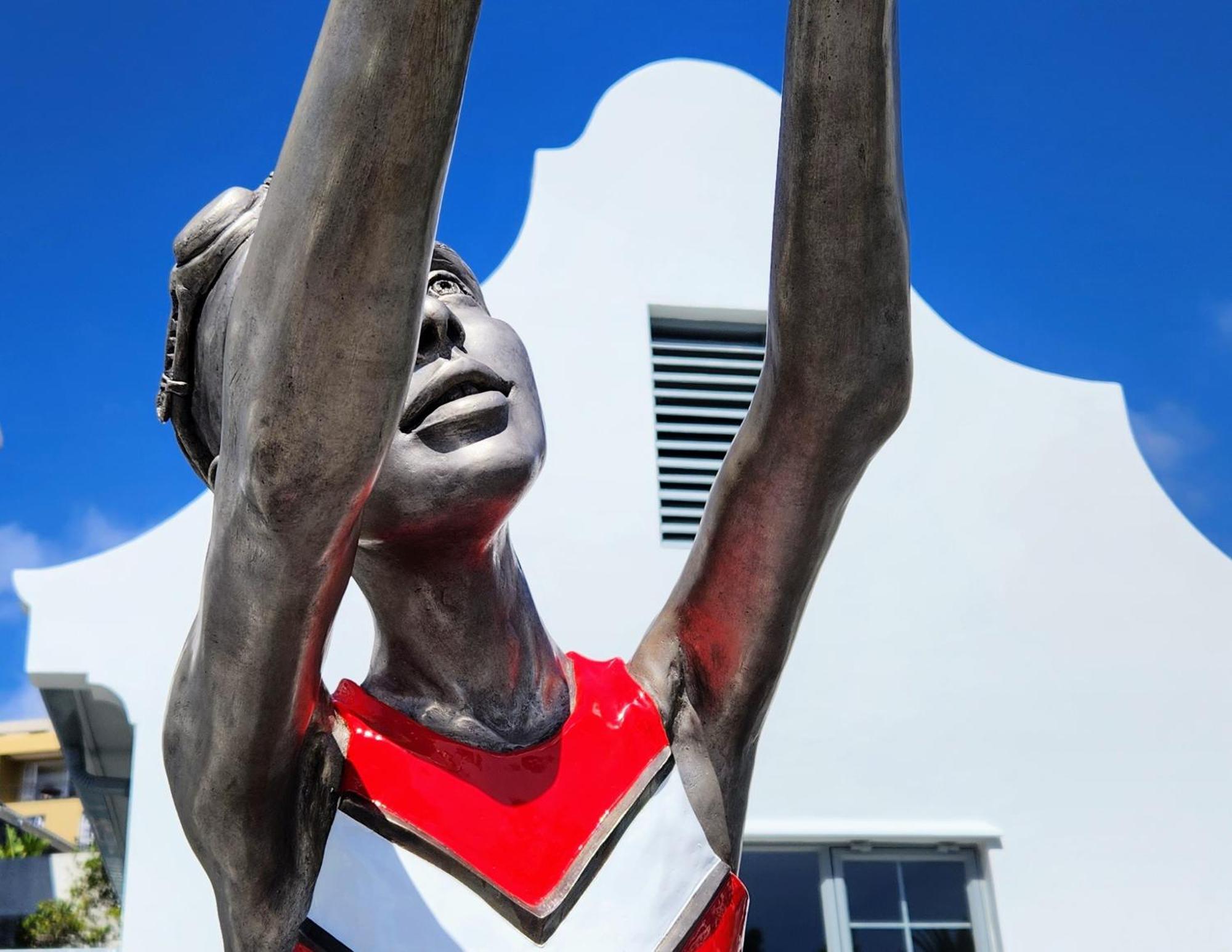 South Beach Camps Bay Boutique Hotel Fokváros Kültér fotó Statue of the athlete in his hometown of Níger