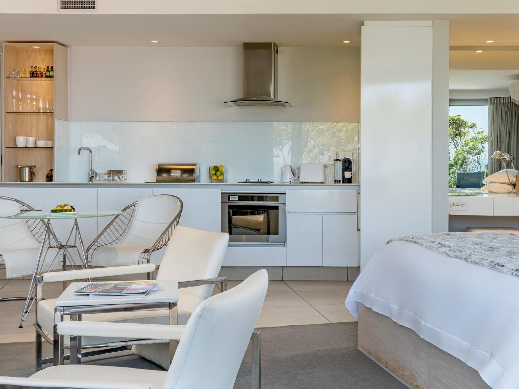 South Beach Camps Bay Boutique Hotel Fokváros Kültér fotó A kitchen in a hotel suite