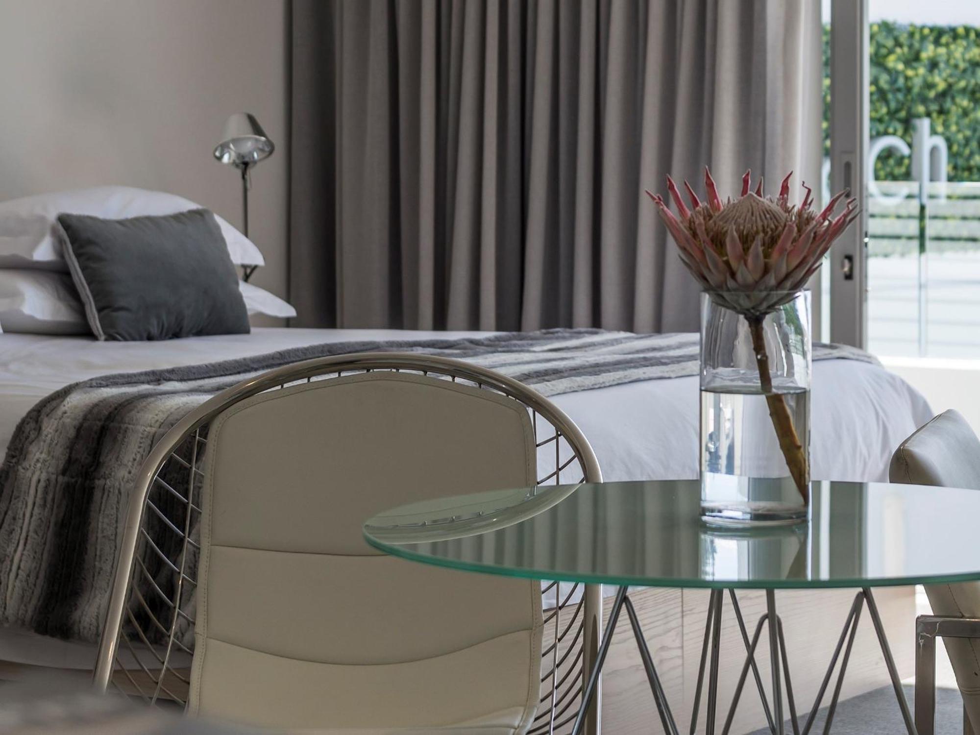 South Beach Camps Bay Boutique Hotel Fokváros Kültér fotó A Protea in a hotel room