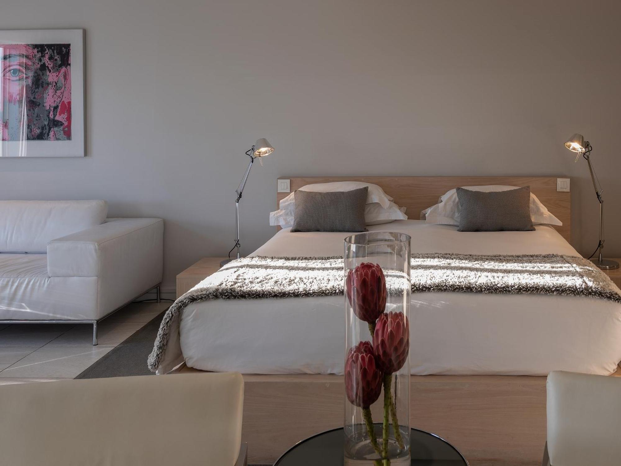 South Beach Camps Bay Boutique Hotel Fokváros Szoba fotó A bedroom at the hotel