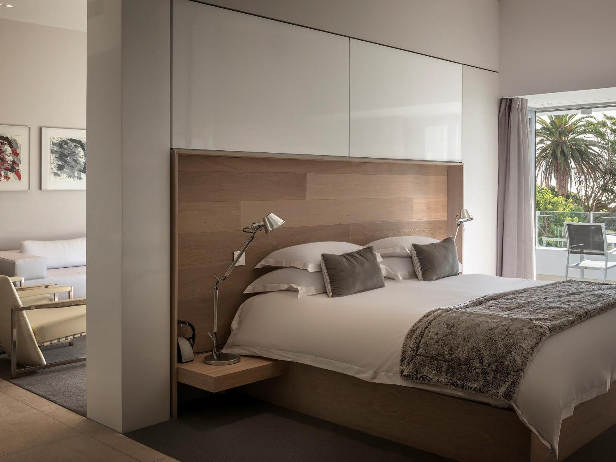 South Beach Camps Bay Boutique Hotel Fokváros Szoba fotó A bedroom at the Cape Town Marriott Hotel