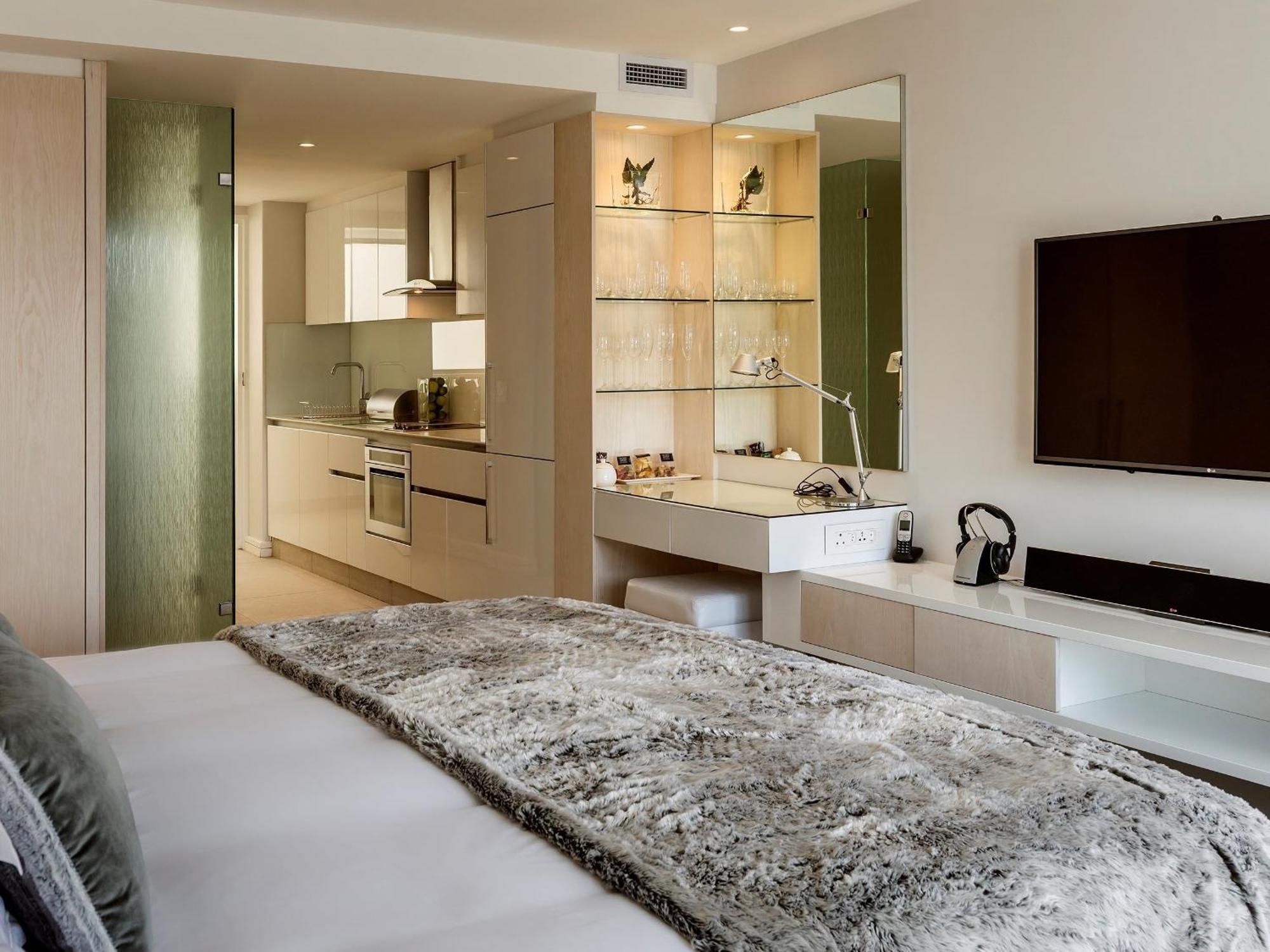 South Beach Camps Bay Boutique Hotel Fokváros Szoba fotó A bedroom at The Ivy Hotel